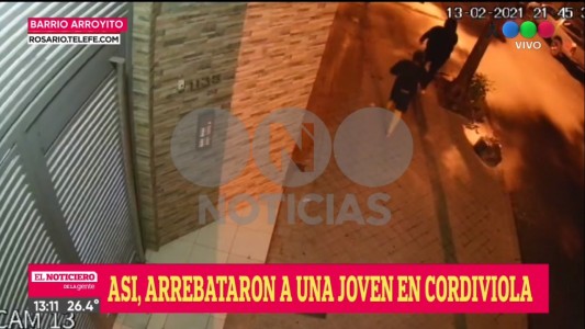 No les importa nada. Le robaron la cartera a una mujer en presencia de su hijo