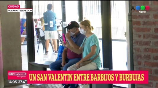 Besos, burbujas y barbijos. San Valentín se vivió a pleno en Rosario
