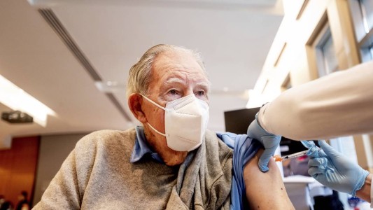 Este lunes comienza la vacunación en geriátricos y se abre el registro para mayores