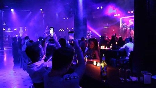 Desalojo, clausura y escándalo en el boliche Década
