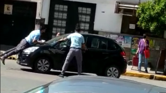 Impactantes videos: atropelló y arrastró 300 metros a un agente de tránsito