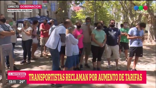 Protesta de transportistas de instituciones de discapacidad frente a la gobernación