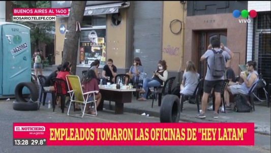 Trabajadores de Hey LATAM permanecen dentro del local