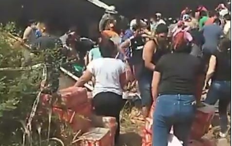 VIDEO: volcó un camión con latas de cerveza y lo saquearon