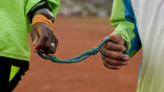 Deporte más inclusivo: diseñaron remeras escritas en braille para runners no videntes
