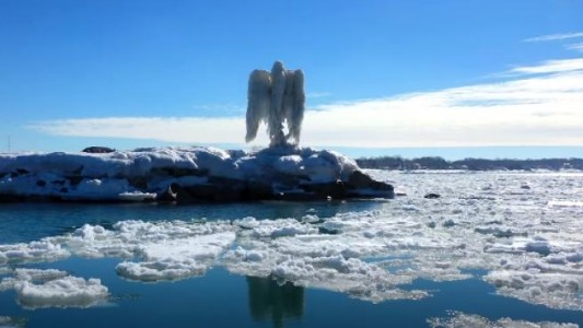 Video: el misterioso ángel de hielo que apareció a orillas de un río de Estados Unidos