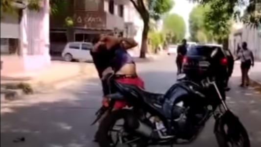 Video: un hombre esperó a otro en la calle para molerlo a golpes
