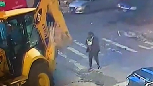 El impactante momento en que una enfermera muere atropellada por una excavadora