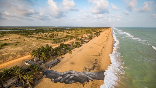 Un artista lleva dos años pintando la cadena humana más larga del mundo