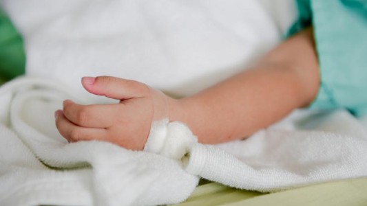 "Víctima de malos tratos": arrestaron a los padres de un bebé que murió por golpes