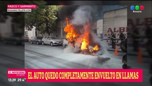 Impactante incendio de un auto en Plaza Libertad