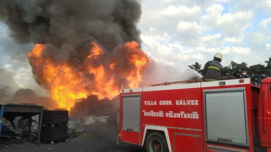 Incendio de gran magnitud en el Parque Industrial de Alvear