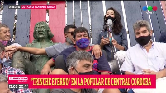 Emplazaron la estatua de Trinche Carlovich en el Gabino Sosa