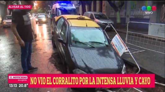 Un taxi se cayó en un pozo de Aguas Santafesinas en San Juan y Alvear
