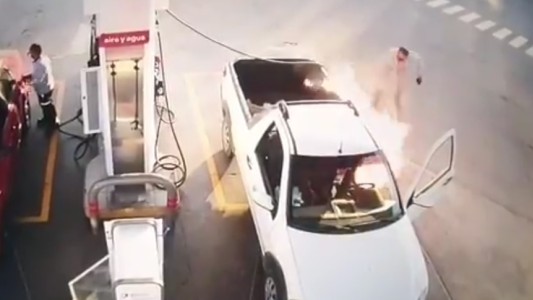 Video: usaba su celular mientras cargaba nafta y provocó un incendio