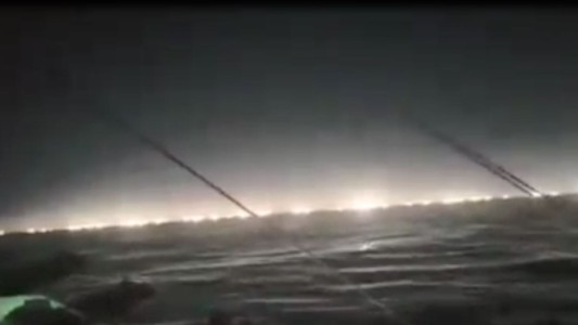 Impactante: así pescan calamares en la milla 201