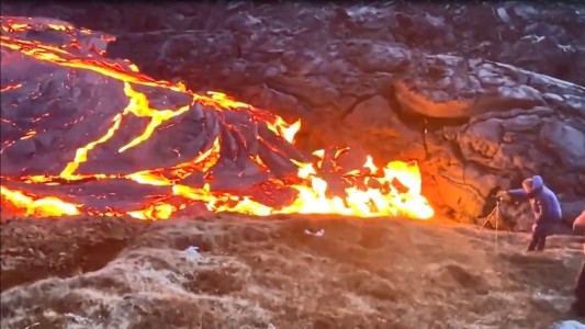 El susto del fotógrafo ante el avance del volcán