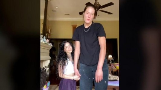 La diferencia de estatura entre una jugadora de básquet y su novia que se hace viral en TikTok