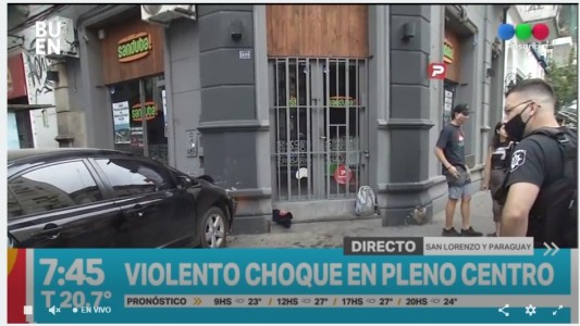 Luego de un choque, un auto impactó contra un bar en el microcentro