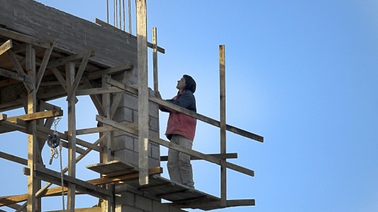 La actividad industrial subió 1,6% en febrero y la construcción 22,7% interanual