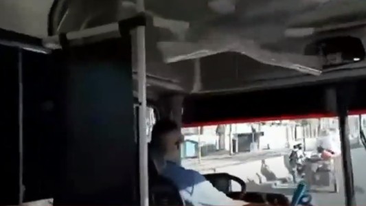 Video: colectivero no usaba barbijo, lo increparon, dejó de manejar y se bajó