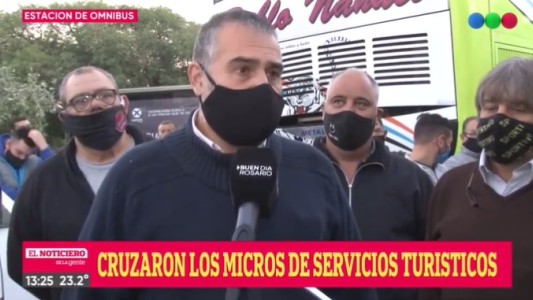 Transportistas autoconvocados de turismo cortan y bloquean ingreso a la Terminal de Ómnibus