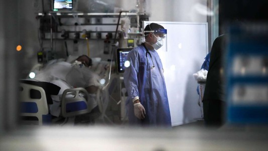 Confirman 24.999 nuevos casos y otras 383 muertes en las últimas 24 horas