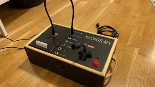 Un joven inventó el "Yayagram" para poder comunicarse con su abuela de 96 años: cómo funciona