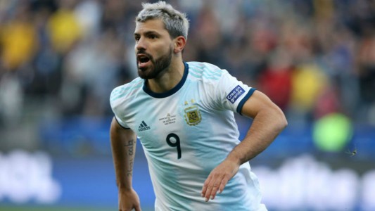 La prensa catalana asegura que el "Kun" Agüero arregló un contrato por dos años con Barcelona