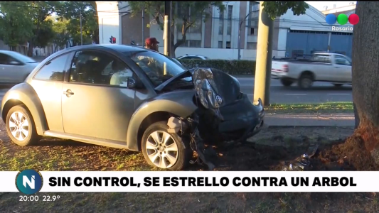 Accidente en Pellegrini y Ricchieri: un vehículo terminó impactando contra un árbol