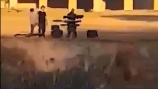 Un abuelo le canta el feliz cumpleaños a su nieto desde el otro lado de la frontera