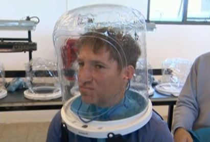 Cómo es el casco creado por argentinos que reduce el uso de terapias intensivas