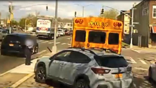 Hombre enfurecido atropella a conductora de micro escolar y huye