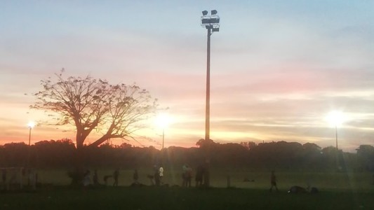 Santa Fe: El Club Universitario entrena a media luz tras el robo de cables y reflectores