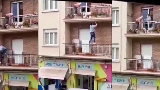 Video: se trepó por el balcón para rescatar a una anciana que se estaba cayendo