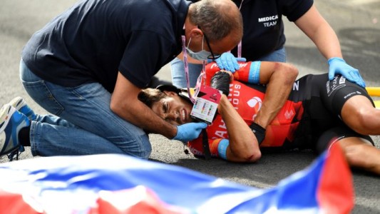 Un asistente causó un insólito accidente en el Giro de Italia: un ciclista sufrió una fractura de clavícula