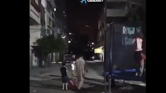 Contrastes en Gaza: Niños juegan en una cama elástica mientras a cuadras bombardean