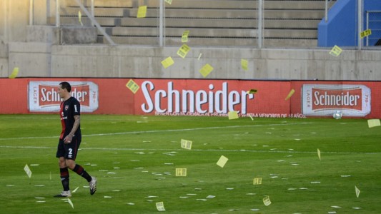 Planfleteada en parapante de un hincha de Central en pleno partido de Newell's
