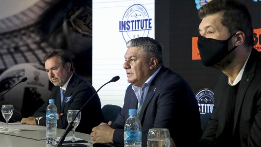 Denuncian al "Chiqui" Tapia por no respetar protocolos de Covid-19 en los clubes