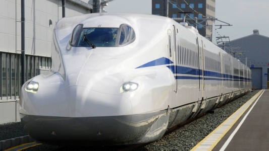 Para ir al baño, un maquinista dejó la cabina de un tren bala que circulaba a toda velocidad