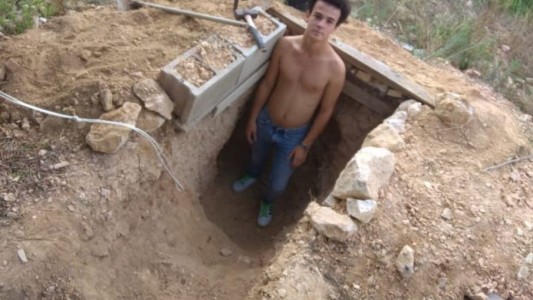 Discutió con su madre, se puso a cavar en el jardín y ahora vive en su cueva