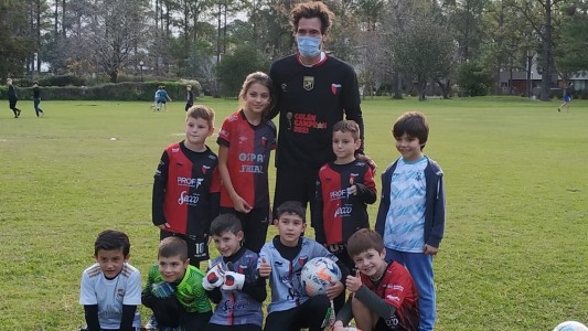 Un lunes particular para Eduardo Domínguez: clase para los chicos del barrio