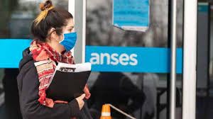 Beneficiarios de AUH: Hoy se empieza a pagar el 20% retenido durante el 2020