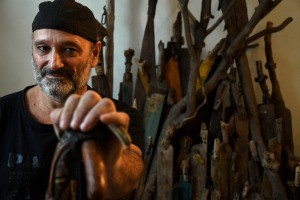 Christian Acuña, el alquimista que hurga entre desechos a orillas del Río de la Plata