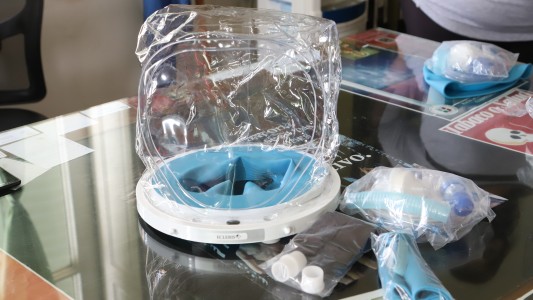 Covid-19: La provincia distribuyó cascos Helmet a diferentes localidades