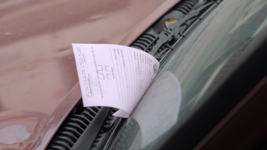 Se dio cuenta que había estacionado mal el auto y pidió que le hicieran la multa