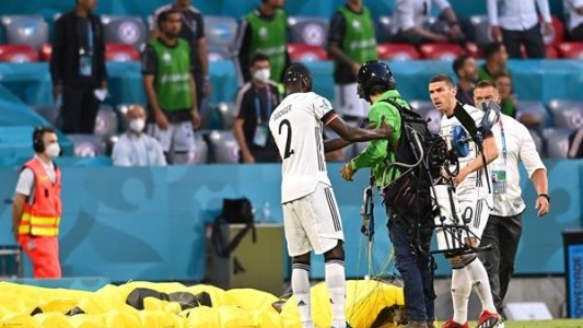 Paracaidista casi provoca una tragedia en la previa de Alemania y Francia por la Eurocopa