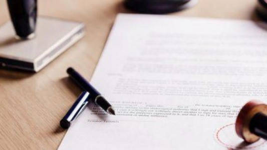 Un hombre se queda sin la herencia de su esposa porque se puso en pareja con otra mujer