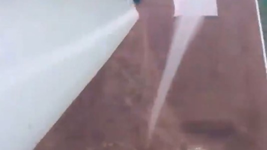 Piloto arriesga su vida al grabar un tornado y volar a su alrededor