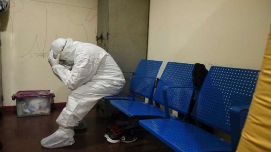 Un informe alertó sobre la dramática situación que viven médicos y enfermeros en el país